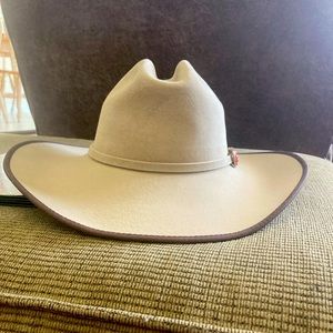 Tan, with pink buckle hat band, and size 6 7/8 🌸